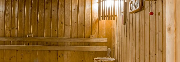 Leere Sauna mit Holzeimer und Kelle